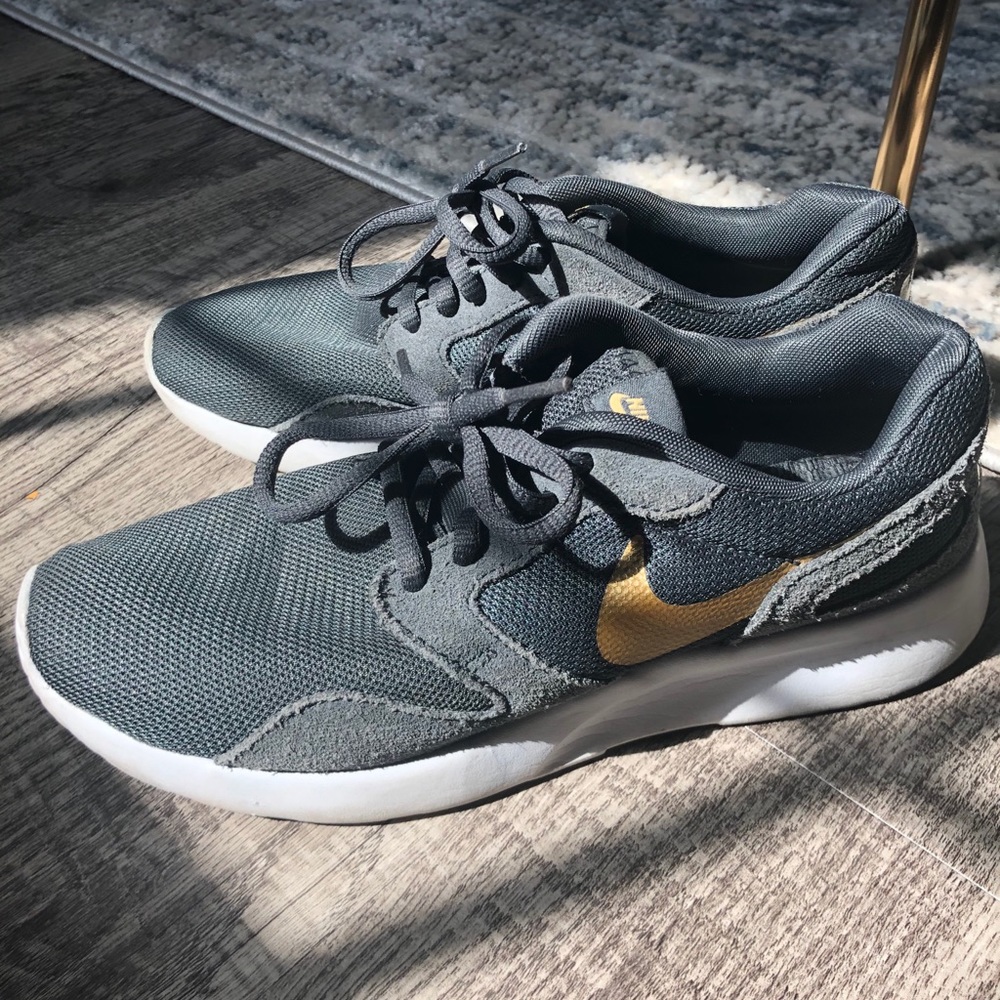 Athletic shoes